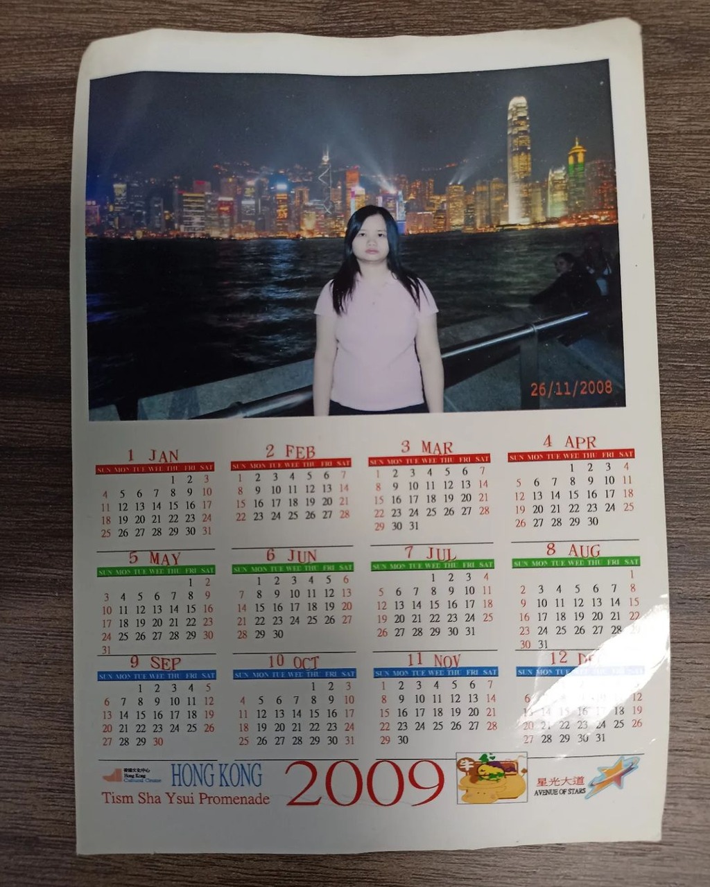 阿儀的站姿，的確是15年如一日。